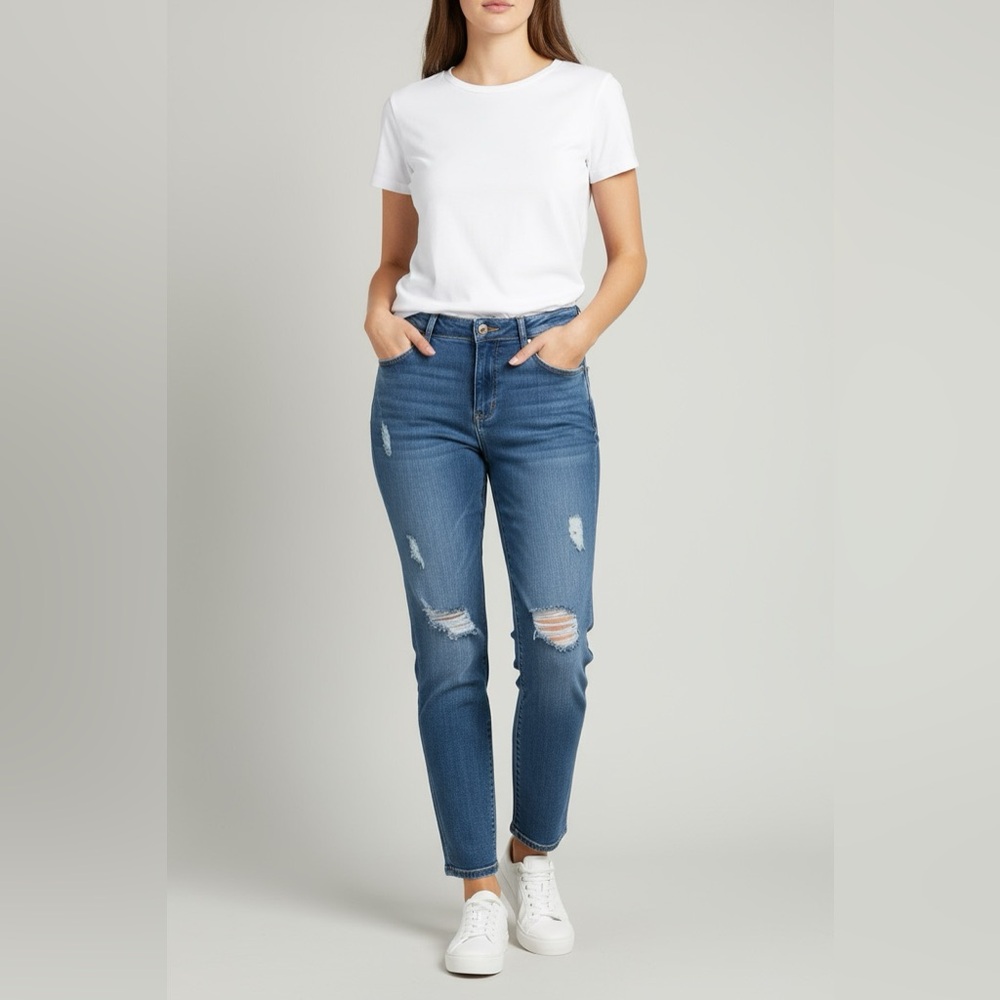 Monroe & Main | Classic Straight Leg | Distressed | Medium Wash | 10 🕦